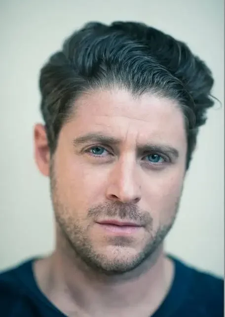 Jon Abrahams Biography: Age, Net Worth, Height, Parents, Movies & TV Shows, Art Career