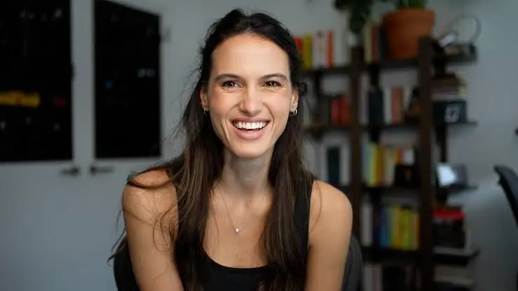 Cleo Abram Biography: Husband, Age, YouTube, Net Worth, Huge If True, Height, Career