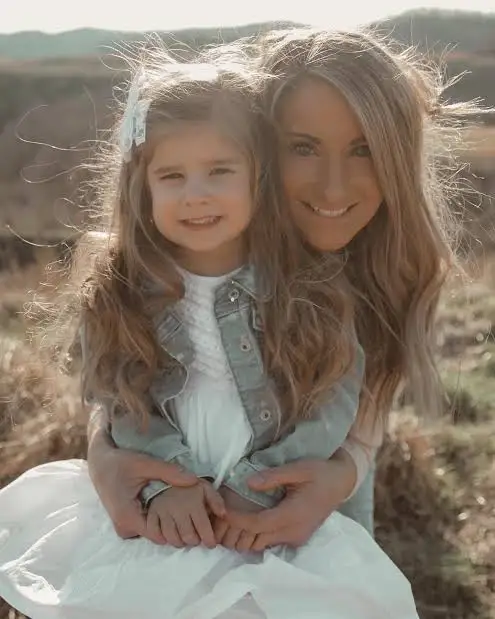 Jenna Ezarik’s sister, Breanne Ezarik Biography: Husband, Age, Net Worth, Sisters, YouTube, Career, Height