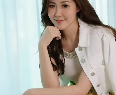 Moon Lau Biography: Age, Children, Height, Net Worth, Movies, Parents, Career, Husband