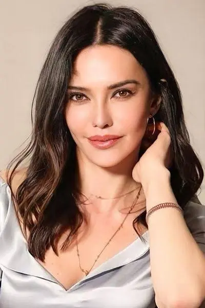 Hande Ataizi Biography: Movies & TV Series, Height, Spouse, Age, Net Worth, Parents, Awards, Instagram