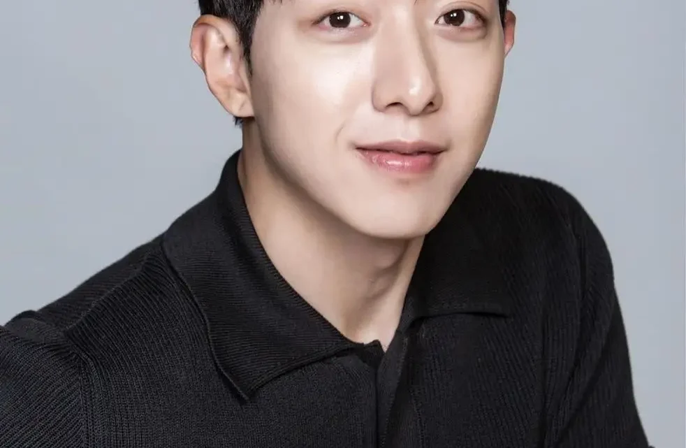 Lee Jung-shin Biography: Age, Net Worth, Wife, Height, CNBLUE, Movies & TV Shows, Brother