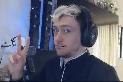 Robbert van Eijndhoven Biography: Age, Girlfriend, Net Worth, Parents, League of Legends, YouTube