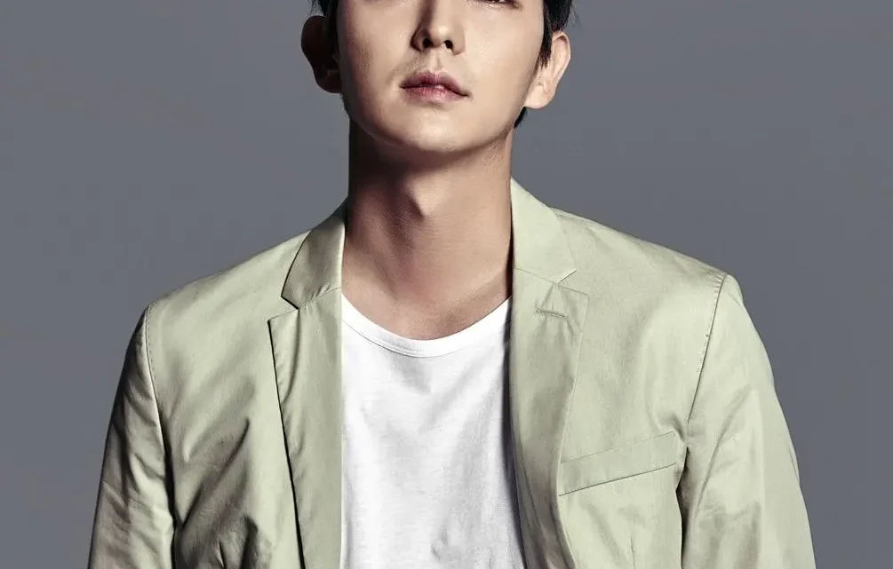 Lee Joon-gi Biography:  Parents, Instagram, Books, Age, Movies, Girlfriend, Net Worth, Height, Ethnicity, Awards