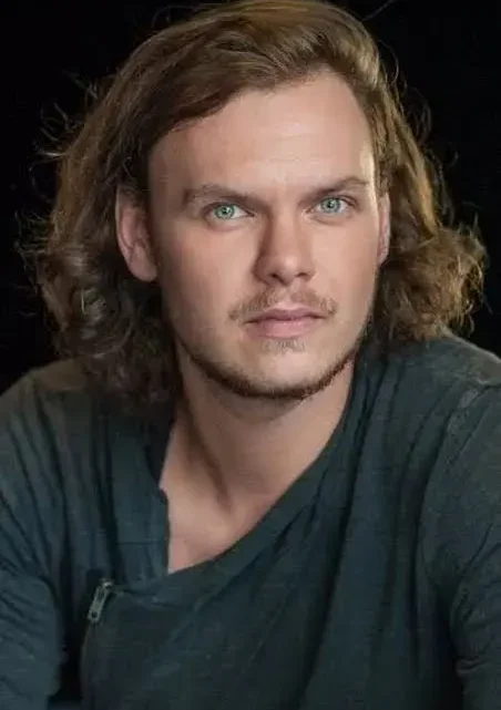 Philip Wiegratz Biography: Age, Net Worth, Movies, Height, Parents, TV Shows, Wife, Ethnicity