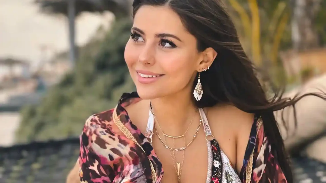 Azzyland Biography: Gaming, Boyfriend, Pet, Siblings, Height, Parents, Age, Net Worth, YouTube