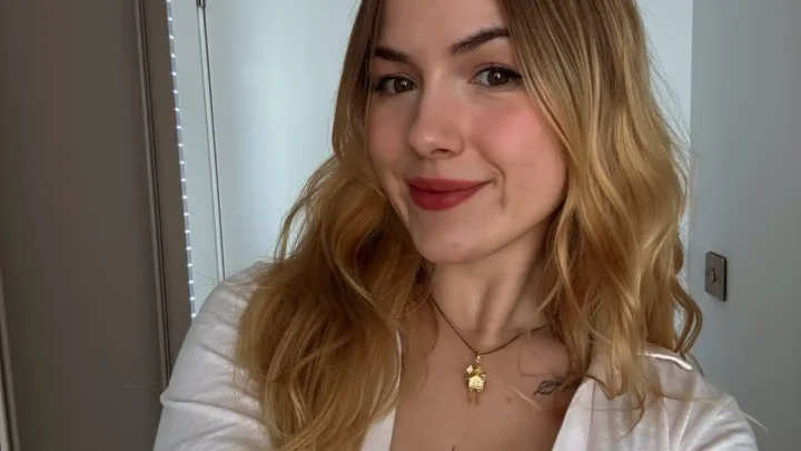 Beth Eleanor Biography: Books, YouTube, Boyfriend, Net Worth, Siblings, Height, Parents, Age, Lifestyle