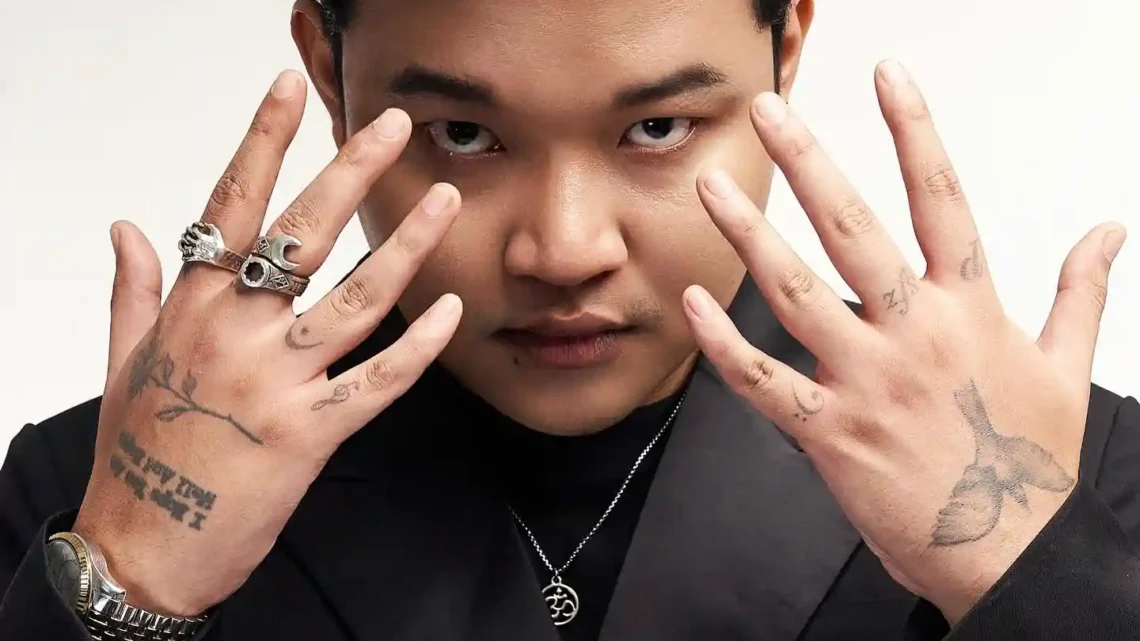 Floke Rose Biography: Age, Net Worth, Siblings, Awards, Height, Parents, Girlfriend, Singles, Playlists