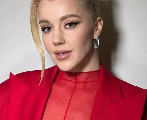 Yulianna Karaulova Biography: Age, Husband, Songs, Net Worth, Height, Albums, Parents, Son