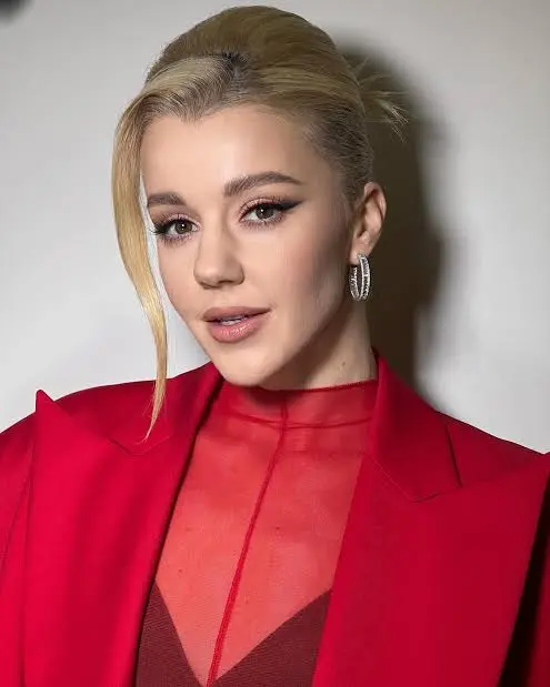 Yulianna Karaulova Biography: Age, Husband, Songs, Net Worth, Height, Albums, Parents, Son