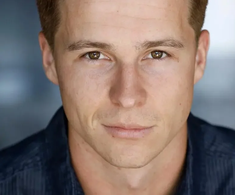 Brent Kinsman Biography: Age, Net Worth, Height, Twin Brother, Movies, TV Shows, Parents, Girlfriend