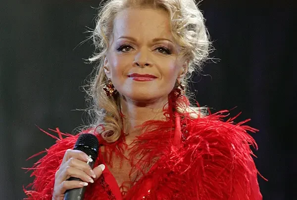 Larisa Dolina Biography: Age, Songs, Net Worth, Husband, Height, Albums, Daughter, Awards