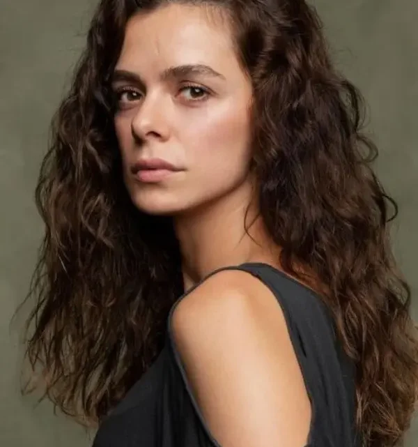 Özge Özpirinçci Biography: Age, Movies, Net Worth, Husband, Height, TV Shows, Awards