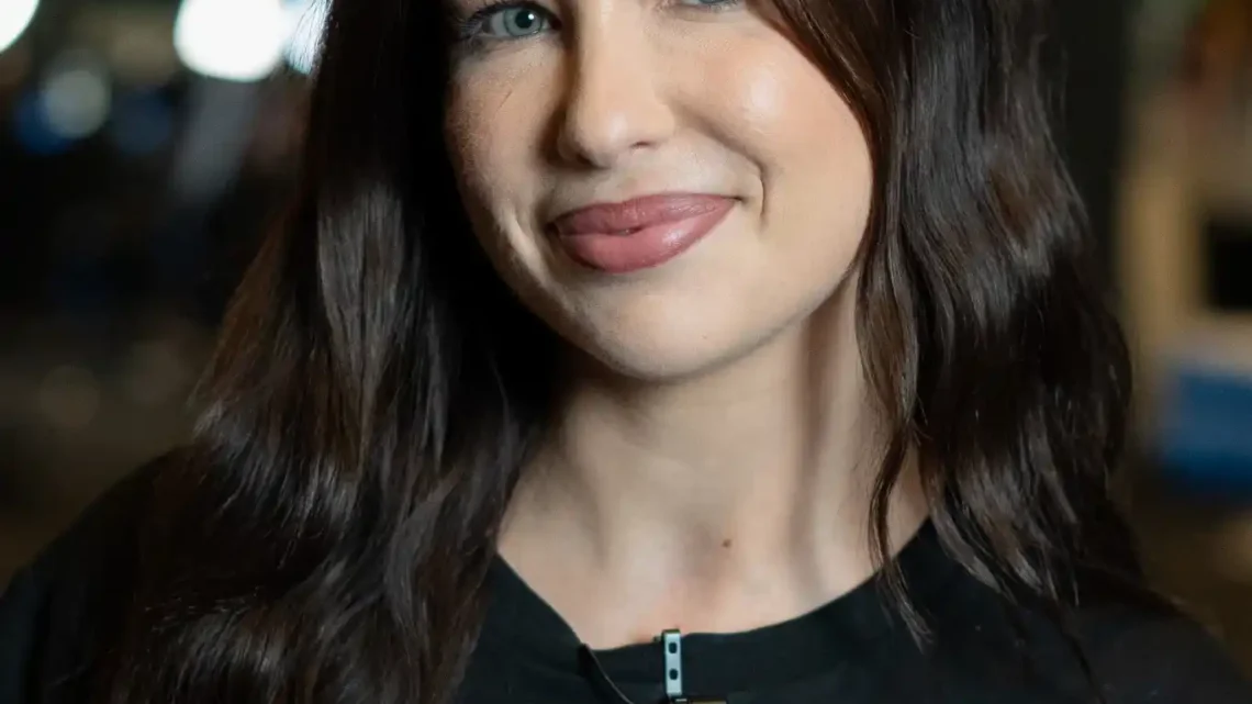 EnjoyPhoenix Biography: Siblings, Books, Age, Parents, Net Worth, Height, Spouse, Instagram, Awards