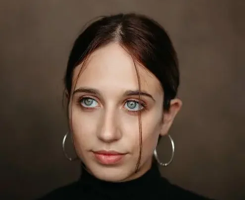 Harriet Cains Biography: Age, Net Worth, Bridgerton, Height, Parents, Boyfriend, Movies & TV Shows