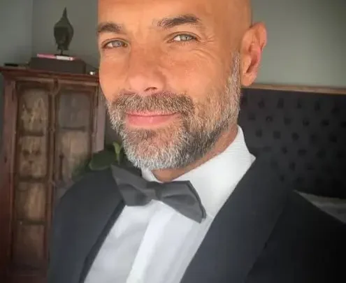 Javier Poza Biography: Facebook, Siblings, Awards, Net Worth, Age, Movies, Wife, Parents