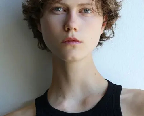 Julie Hoomans Biography: Boyfriend, Ethnicity, Age, Parents, Net Worth, Height, Eye Color, Net Worth