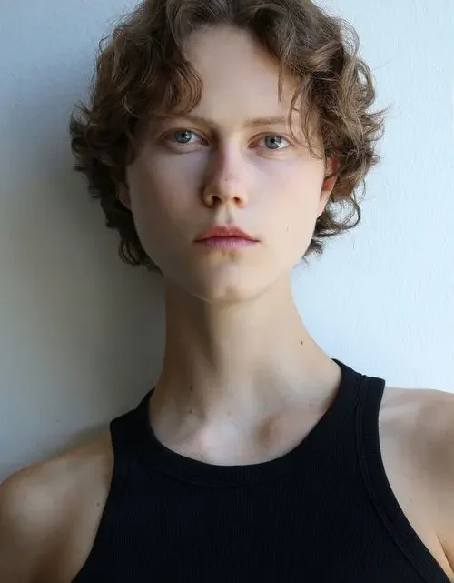 Julie Hoomans Biography: Boyfriend, Ethnicity, Age, Parents, Net Worth, Height, Eye Color, Net Worth