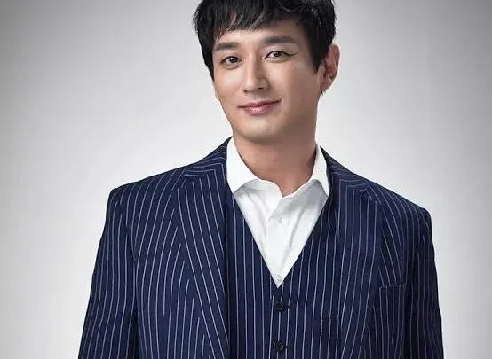 Lee Jae-hwang Biography: Awards, Spouse, Children, Age, Height, Net Worth, Movies & TV Shows