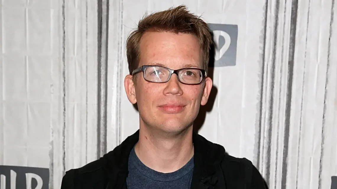 Hank Green Biography: Age, Wife, Children, Height, Net Worth, YouTube, Parents, Career, Instagram