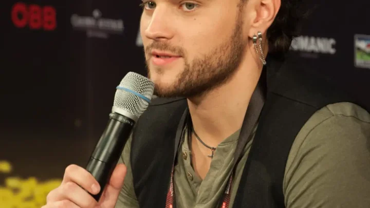 Uzari (singer) Biography: Songs, Height, Age, Net Worth, Parents, Wife, Albums, Instagram