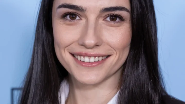 Hazar Ergüçlü Biography: Height, Age, Parents, Net Worth, Movies & TV Shows, Siblings, Husband