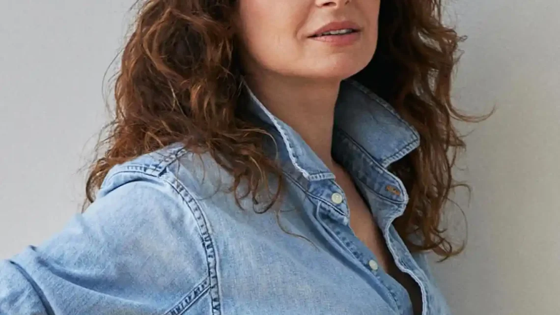 Katie Lowes Biography: Age, Height, Net Worth, Parents, Spouse, Children, Siblings, Movies, TV Shows