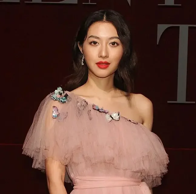 Nittha Jirayungyurn Biography: Age, Height, Net Worth, Parents, Spouse, Children, Siblings, Movies & TV Shows