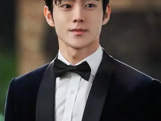 Yoo Jung-hoo Biography: Girlfriend, Ethnicity, Brother, Parents, Net Worth, Age, Height, Instagram, Awards