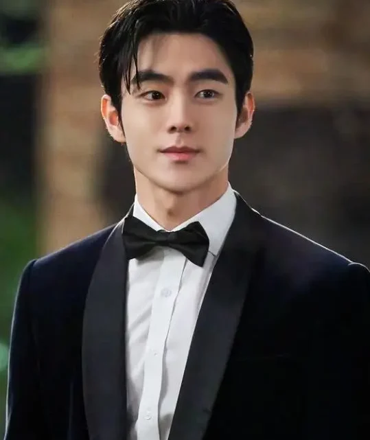 Yoo Jung-hoo Biography: Girlfriend, Ethnicity, Brother, Parents, Net Worth, Age, Height, Instagram, Awards