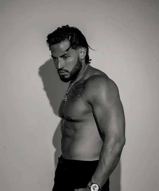 Arán de las Casas Biography: Wife, Ethnicity, Movies, Age, Net Worth, Height, Songs, Awards