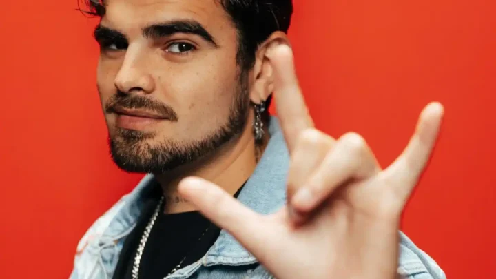 Jonathan Moly Biography: Ethnicity, Age, Songs, Instagram, Height, Sister, Net Worth, Wife