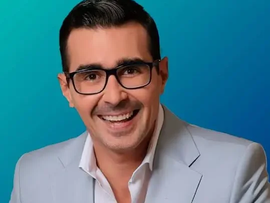 Andrés Guschmer Biography: Wife, Ethnicity, Net Worth, Age, Height, Parents, Politics, Instagram