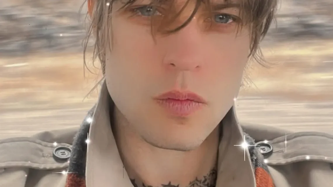 Elias Rønnenfelt Biography: Girlfriend, Age, Net Worth, Siblings, Height, Parents, Solos, Albums, Collaborations