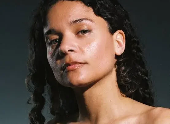 Erika de Casier Biography: Siblings, Height, Parents, Age, Net Worth, Collaborations, Solos, Albums, Singles, Awards