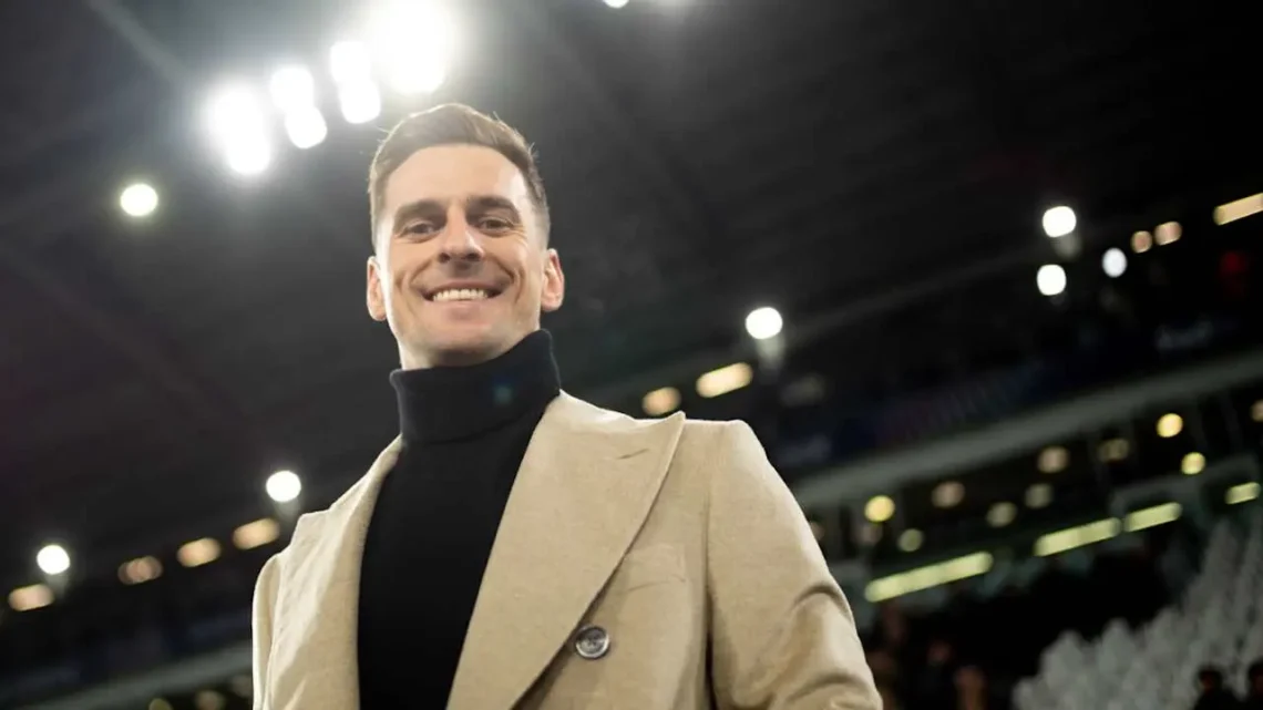 Arkadiusz Milik Biography: Height, Age, Girlfriend, Net Worth, Clubs, Parents, Brother, Stats