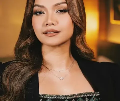 Azira Shafinaz Biography: Awards, Height, Husband, Ethnicity, Songs, Instagram, Net Worth, Albums