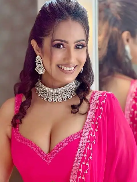 Dinithi Walgamage Biography: Husband, Tv Shows, Awards, Net Worth, Movies, Age, Children