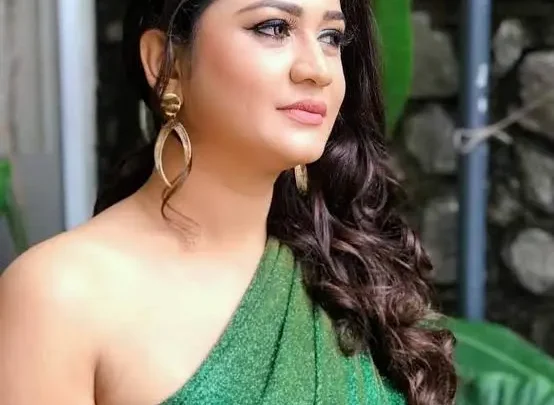 Ruwangi Rathnayake Biography: Movies, Husband, Height, Age, Ethnicity, TV Shows, Parents, Net Worth, Awards