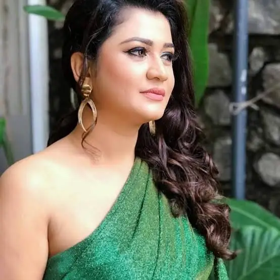 Ruwangi Rathnayake Biography: Movies, Husband, Height, Age, Ethnicity, TV Shows, Parents, Net Worth, Awards