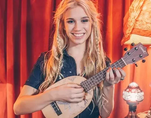 Connie Isla  Biography: Instagram, Net Worth, Age, Songs, Height, Ethnicity, Parents, Albums