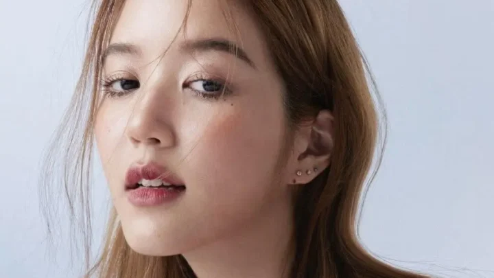 Plearnpichaya Komalarajun Bio: Ethnicity, Parents, Movies, Albums, Net Worth, Age, Songs, Boyfriend