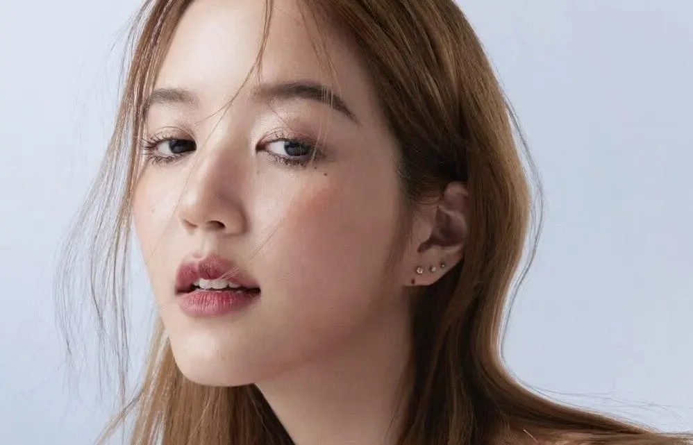 Plearnpichaya Komalarajun Bio: Ethnicity, Parents, Movies, Albums, Net Worth, Age, Songs, Boyfriend