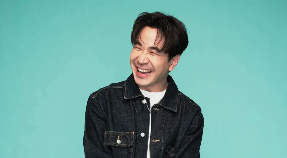 Apiwat Ueathavornsuk Bio: Songs, Ethnicity, Wife, Religion, Age, Awards, Net Worth, Album, Children