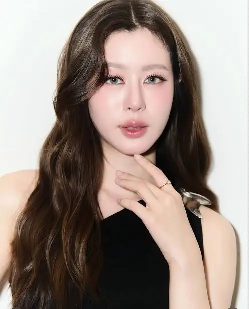 Saralee Prasitdumrong Bio:  Husband, Net Worth, Movies, Age, Height, Ethnicity, Parents