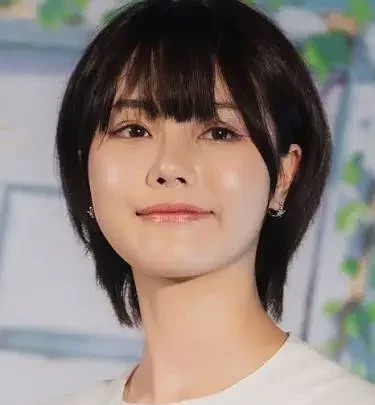 Praewa Suthamphong Bio: Instagram, Awards, Movies, Age, Songs, Husband, Net Worth