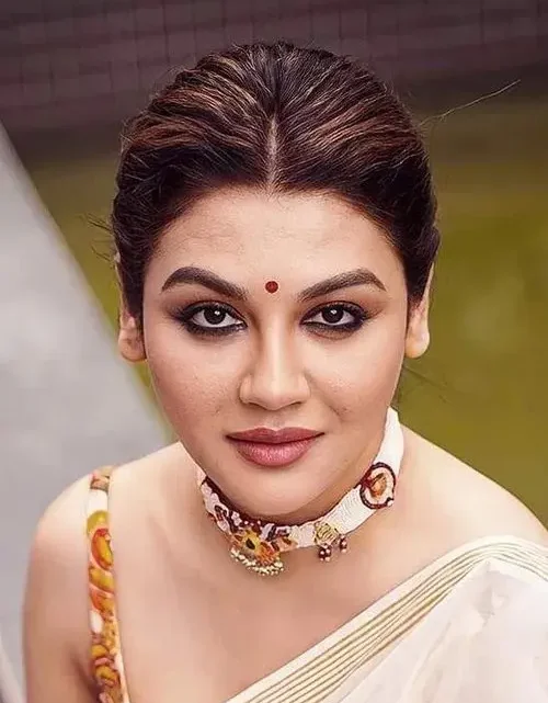 Jaya Ahsan Biography: Movies, Husband, Age, Height, Ethnicity, Parents, Awards, Net Worth