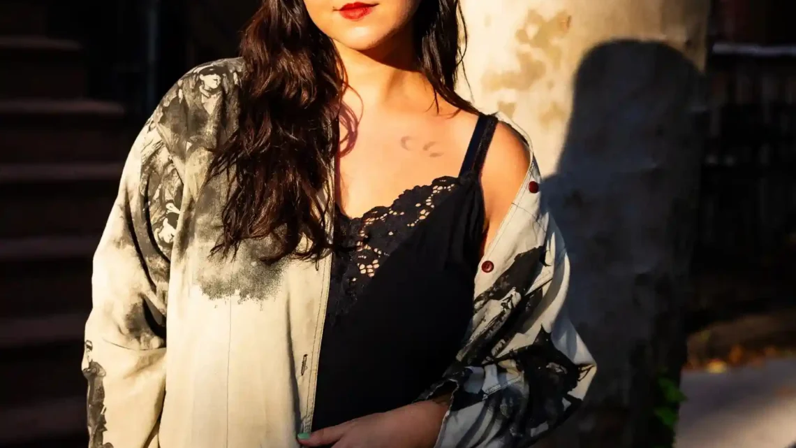 Eliza McLamb Biography: Parents, Age, Career, Net Worth, Height, Boyfriend, Songs, Albums