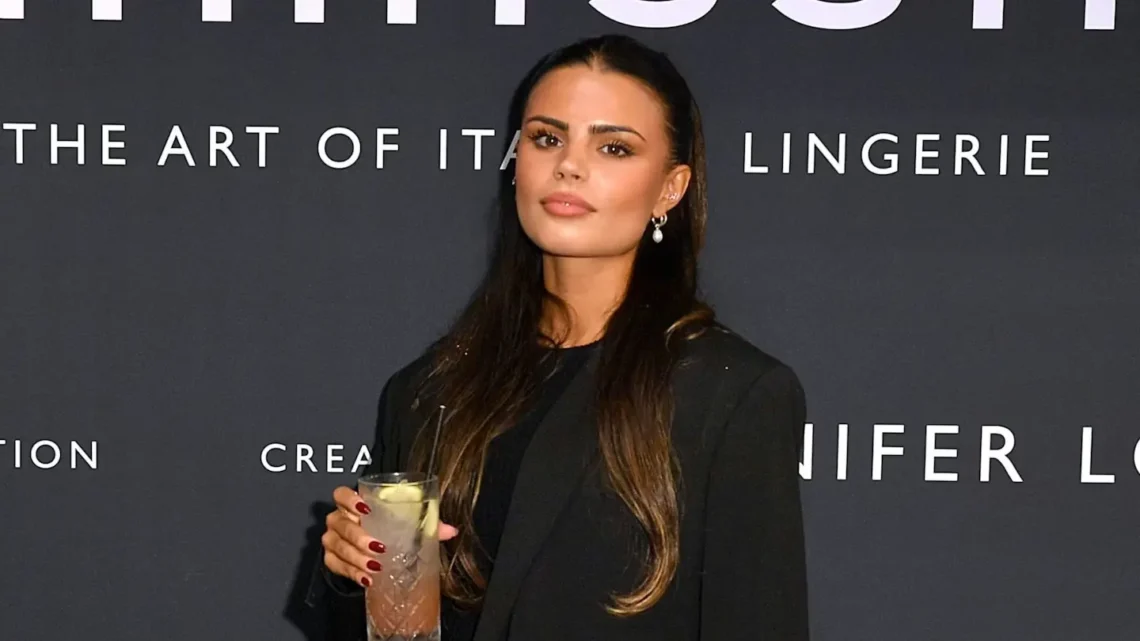 Issy Francis-Baum Biography: Net Worth, Parents, Age, Height, Career, Boyfriend, Ethnicity