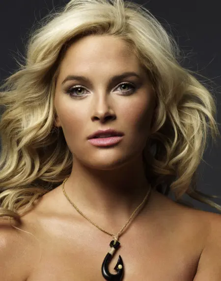 Whitney Thompson Biography: Net Worth, Age, Height, Ethnicity, Parents, Religion, Awards, Husband